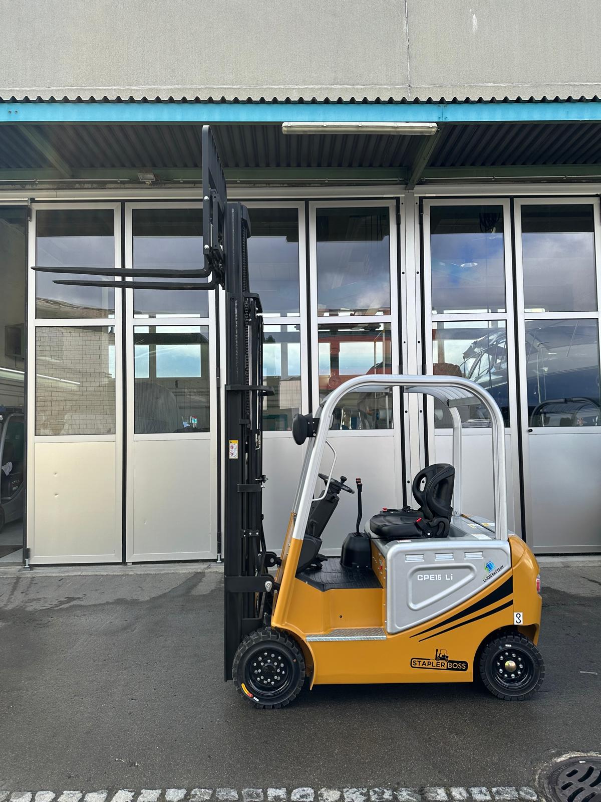 STAPLER BOSS CPE 15 Li mit ausgefahrenem Mast