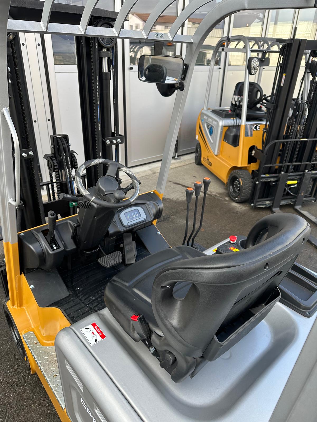 CPE 15 Li Fahrerplatz mit ergonomischem Sitz