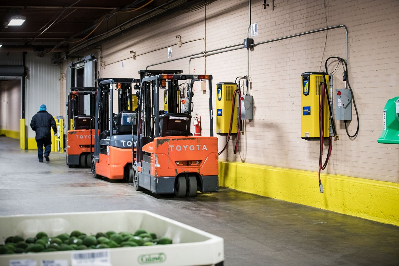 Lithium Battery vs. Lead-Acid: Which Technology Pays Off for Your Forklift?