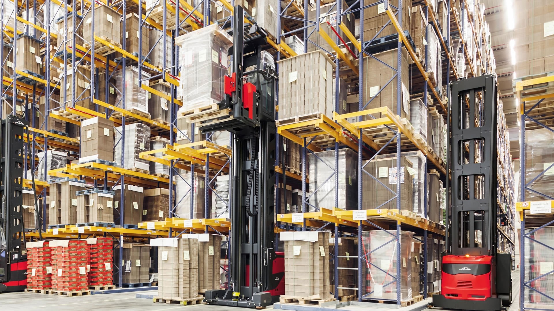 Reach Truck vs. Counterbalance Forklift: Which Type Fits Your Warehouse?